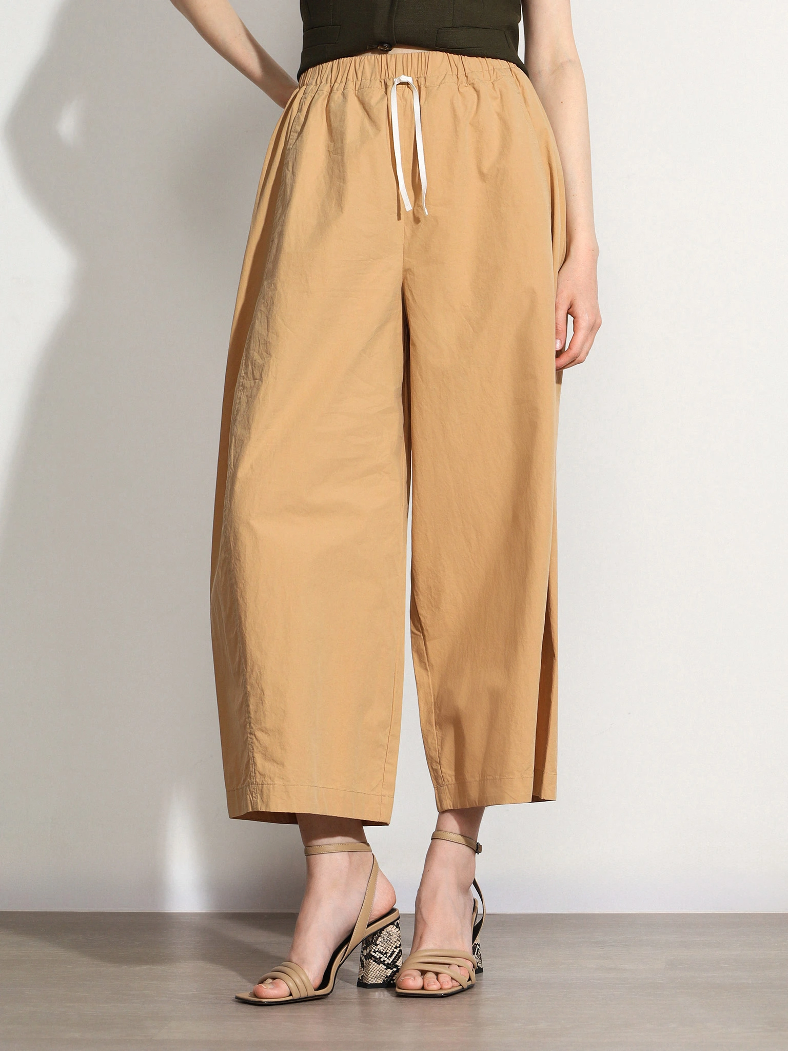 Брюки бежевого цвета из хлопка прямого кроя